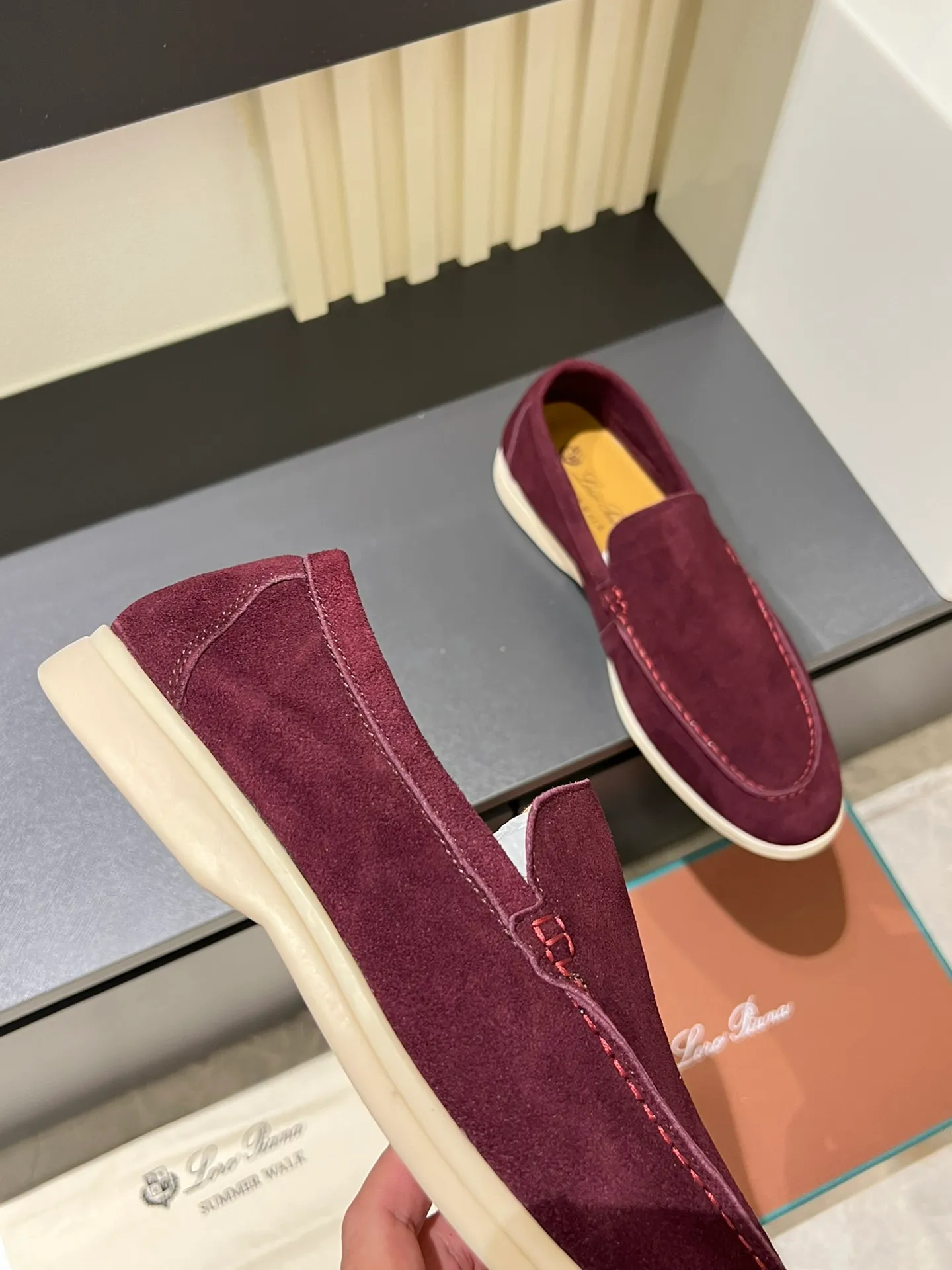 Men's shoes 💰p360 "Loro men's shoes 💰pian'*" Classic L men's shoes for couples 💰p Top version British flat loafers, a must-have item in old money style, the minimalist design is eye-catching and durable, a plus point for dressing The soft foot feel and texture are outstanding. They don’t scratch your feet and are very nice. They are matched with soft and waxy soles. They can be worn daily for a long time without getting tired. They are easy to wear, versatile and classic items, with perfect foot feel and texture! Imported cashmere fabric, the lining is made of imported A-grade water-dyed cow lining, the top version of the genuine leather midsole is sewn with pure handmade mark thread! Size: Female 35-40 (34. Customized) Male 38-44 (45.46. Customized)